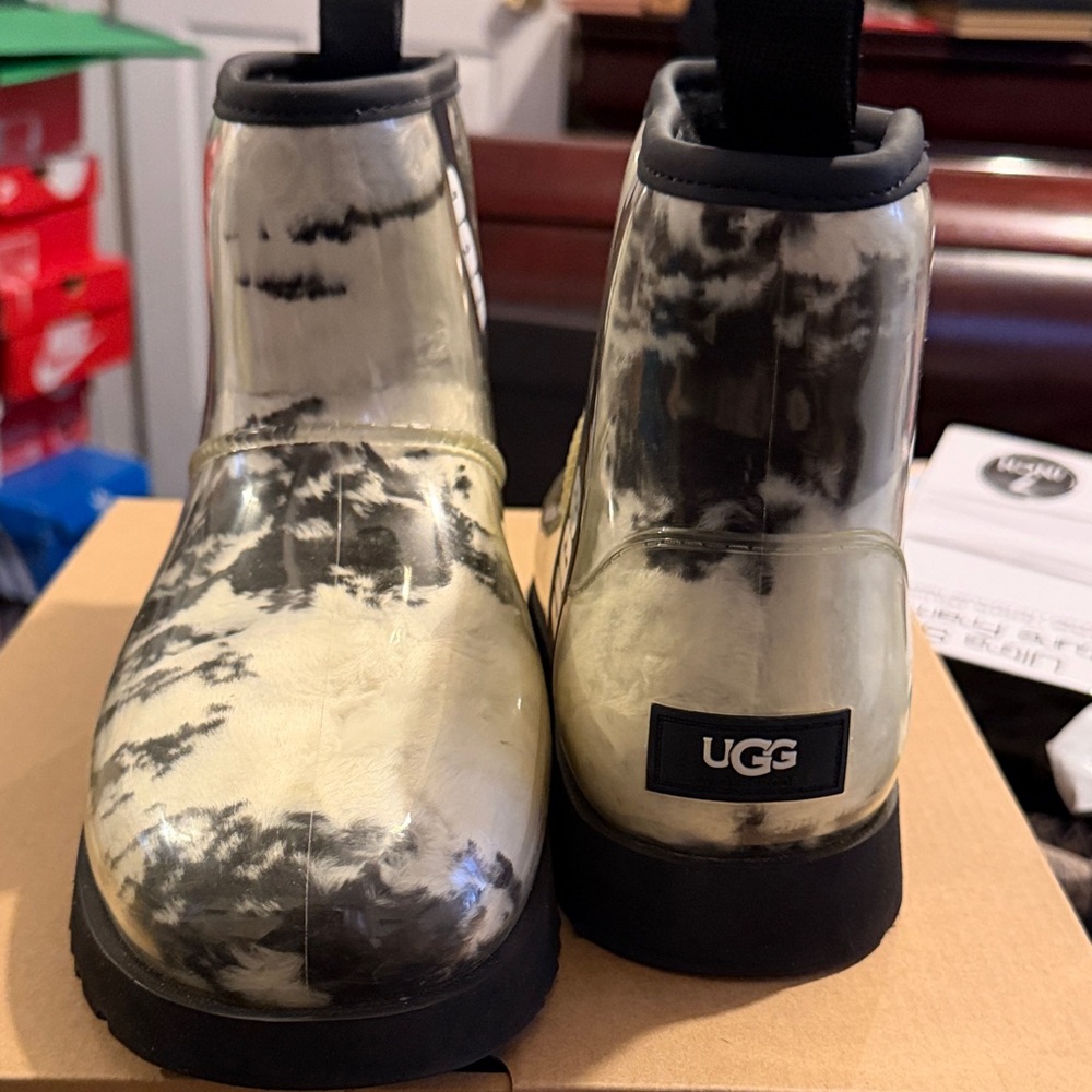 UGG Woman Marble Pattern Boots - Black and Cream